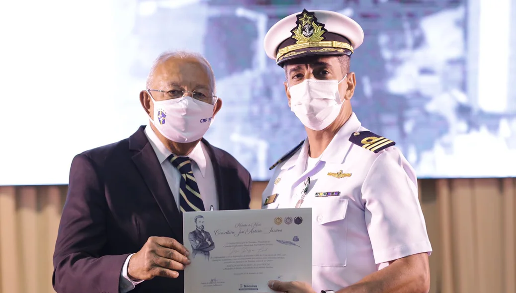 Capitão José Eduardo é agraciado com diploma e medalha
