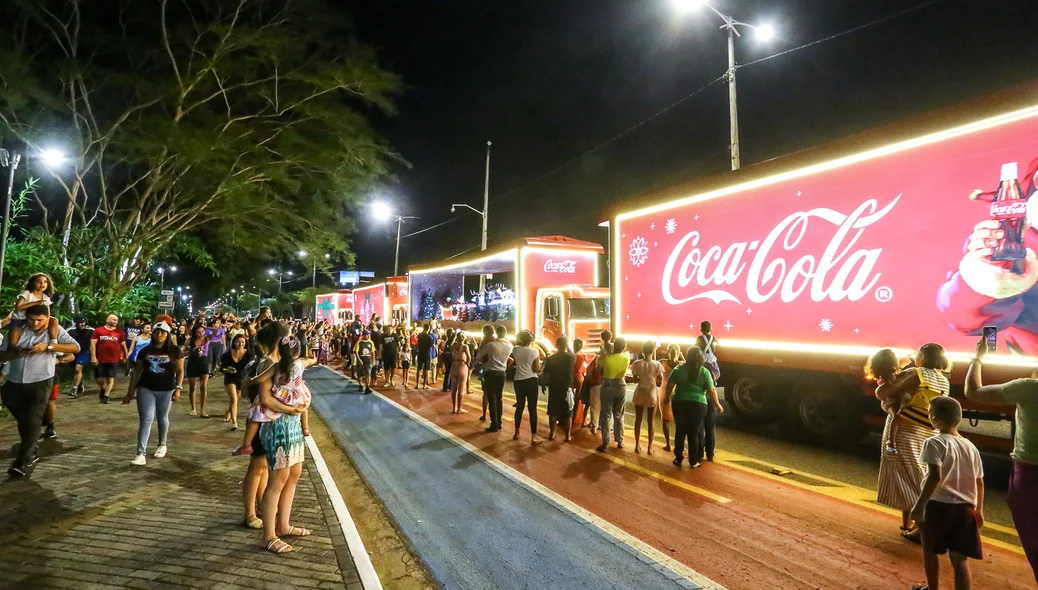 Caravana de Natal da Coca-Cola percorre as ruas de Teresina