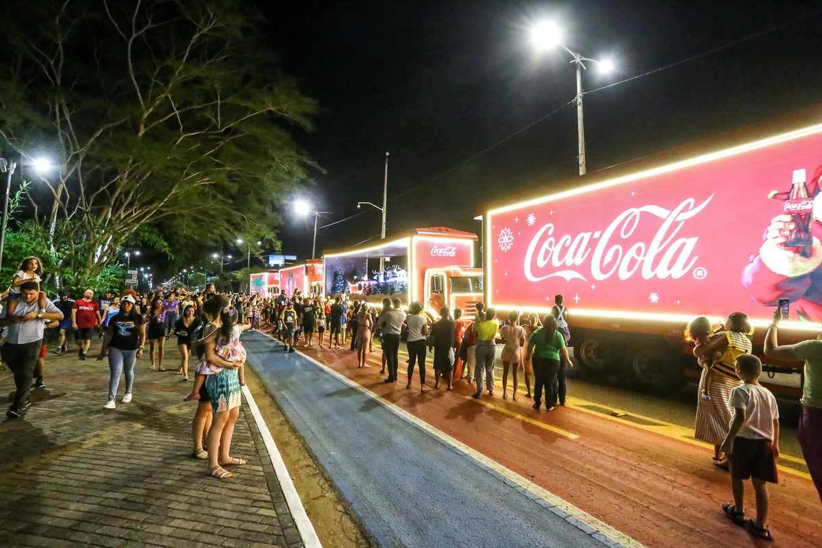 Caravana de Natal da Coca-Cola percorre as ruas de Teresina