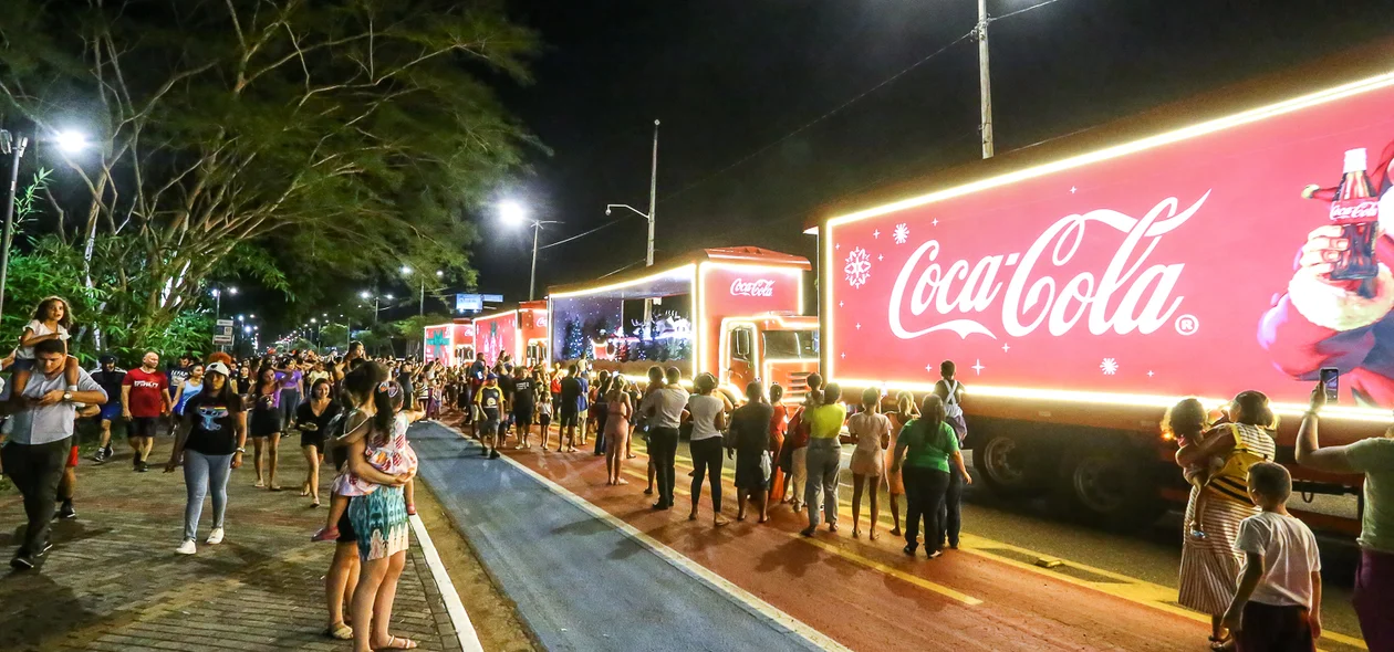 Caravana de Natal da Coca-Cola percorre as ruas de Teresina
