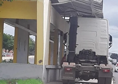 Carreta ficou presa em parada de ônibus ao trafegar na faixa exclusiva