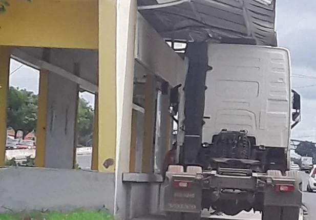 Carreta ficou presa em parada de ônibus ao trafegar na faixa exclusiva
