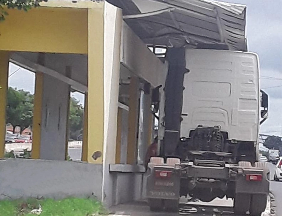 Carreta ficou presa em parada de ônibus ao trafegar na faixa exclusiva