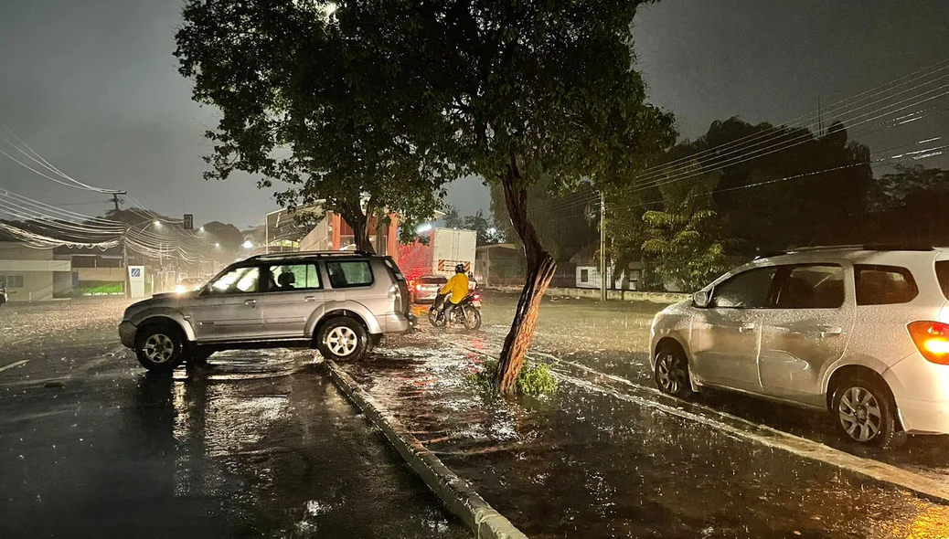 Carro precisou desviar por conta de alagamento