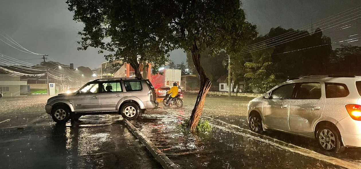 Carro precisou desviar por conta de alagamento