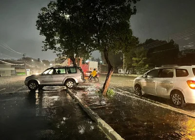 Carro precisou desviar por conta de alagamento