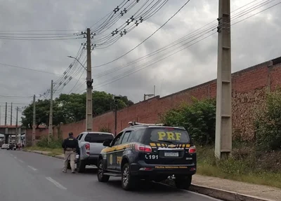 Carro recuperado pela PRF em Teresina