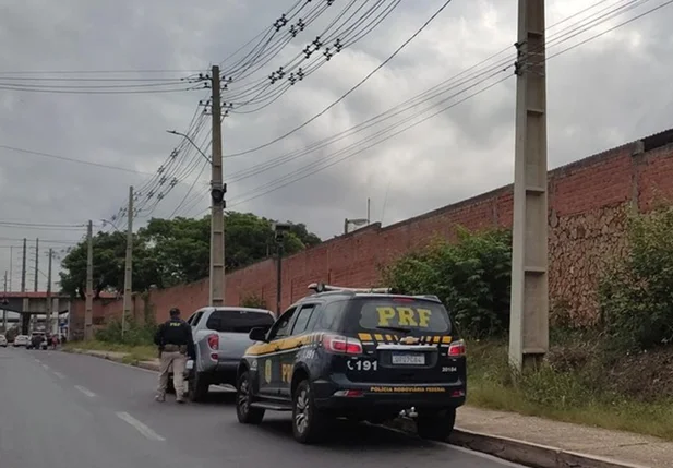 Carro recuperado pela PRF em Teresina