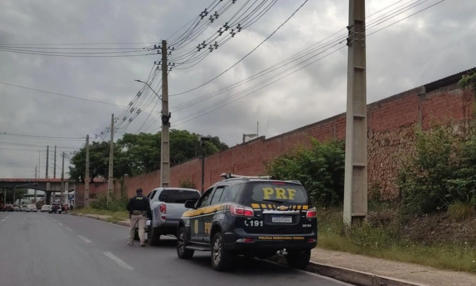 Carro recuperado pela PRF em Teresina