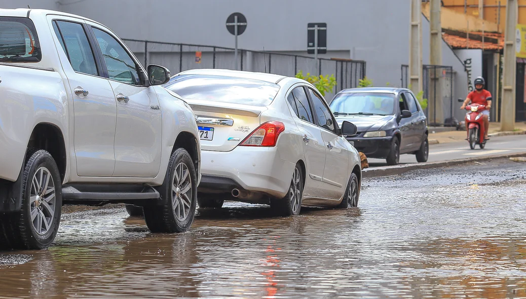 Carros caem em buracos na via