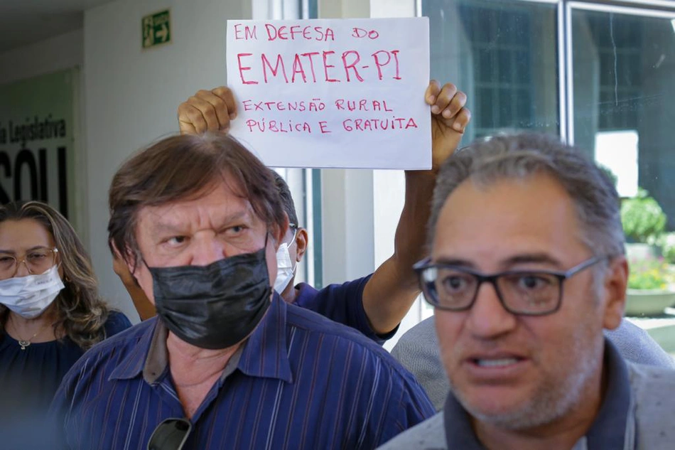 Cartaz em protesto contra a extinção da EMATER-PI