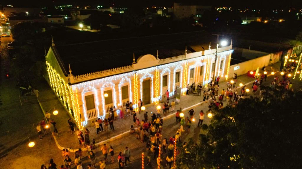Casarões recebem iluminação especial de Natal