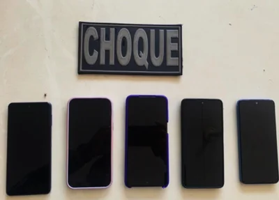 Celulares apreendidos durante ação policial na Praça da Bandeira