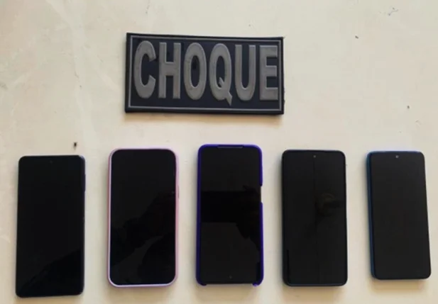 Celulares apreendidos durante ação policial na Praça da Bandeira