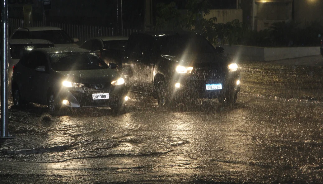 Chuva deixou garandes avenidas alagadas
