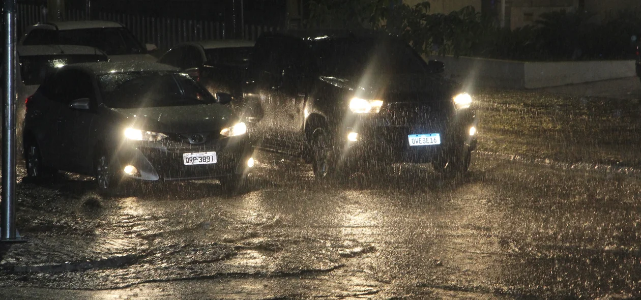 Chuva deixou garandes avenidas alagadas