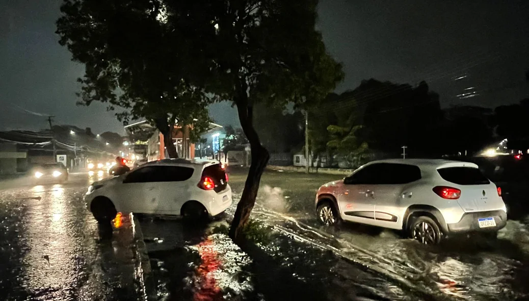 Chuva forte alagou diversos pontos na zona leste