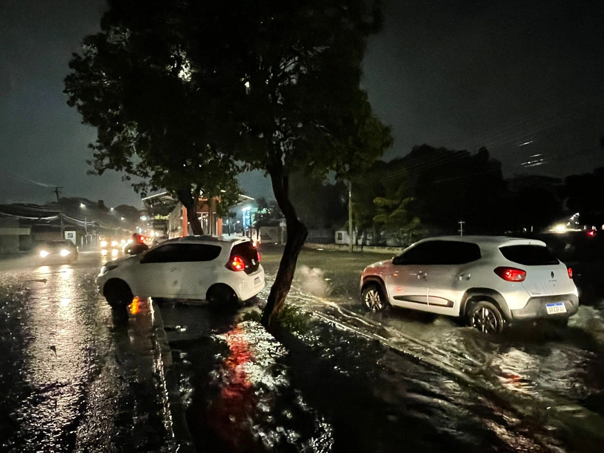 Chuva forte alagou diversos pontos na zona leste