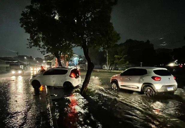 Chuva forte alagou diversos pontos na zona leste