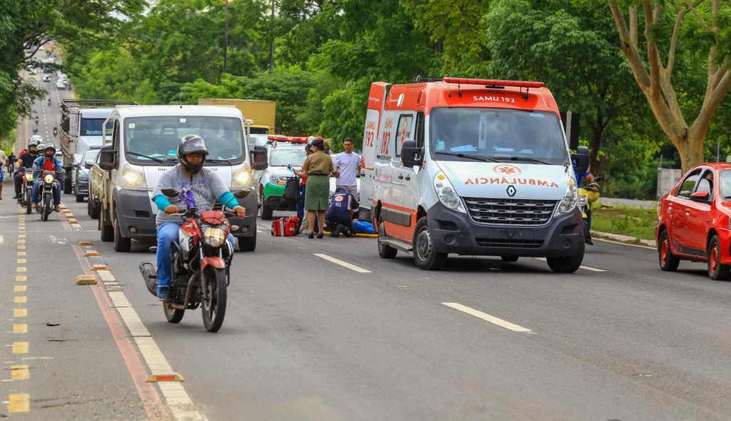 Colisão entre carro e moto deixa mulher ferida na Avenida João XXIII