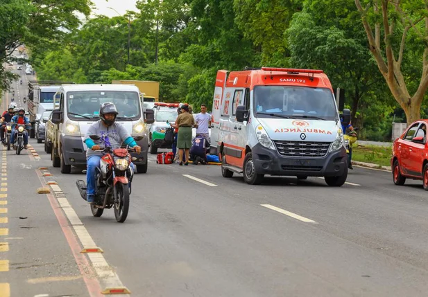 Colisão entre carro e moto deixa mulher ferida na Avenida João XXIII