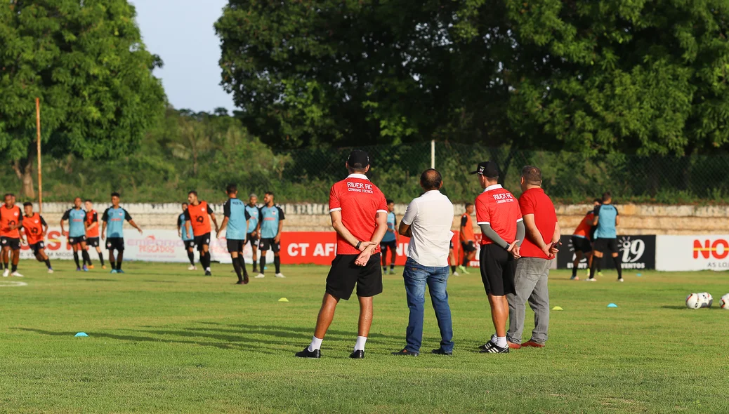 Comissão técnica acompanhando o treino