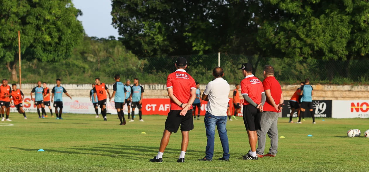 Comissão técnica acompanhando o treino