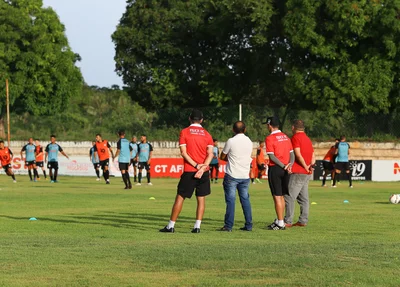 Comissão técnica acompanhando o treino