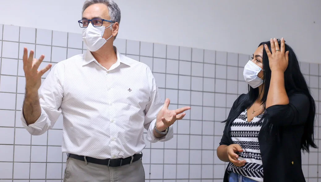 Cosme Cesário, juntamente com a secretária de Turismo de Luís Correia