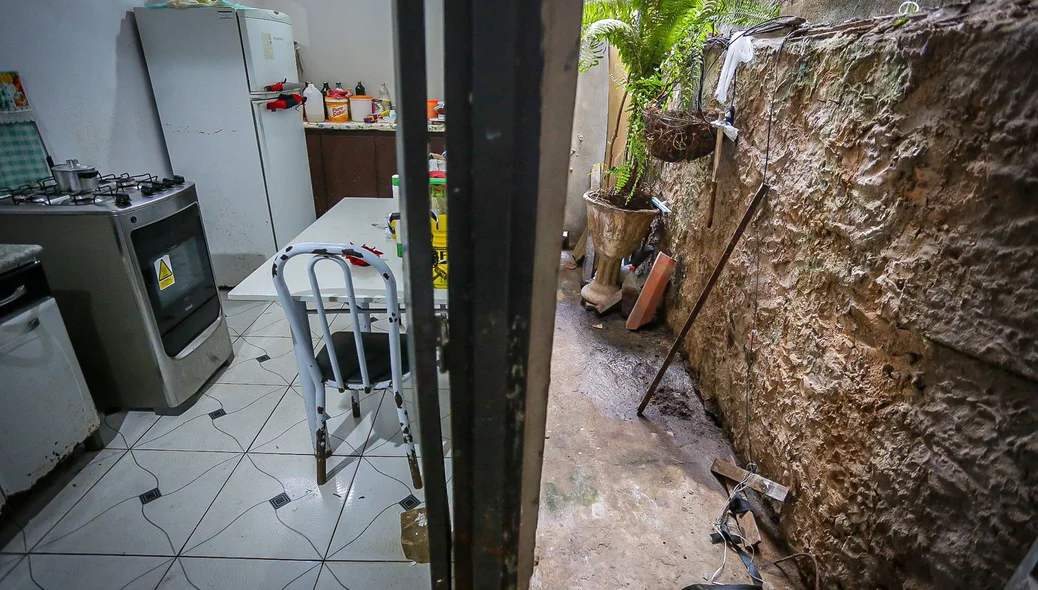 Cozinha fica ao lado do ponto onde a água escorre