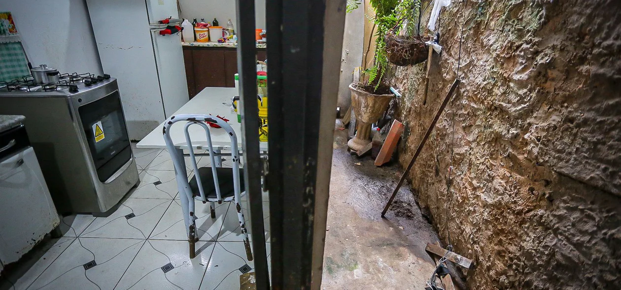 Cozinha fica ao lado do ponto onde a água escorre
