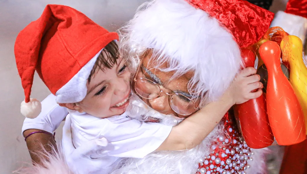 Criança feliz com a visita do Papai Noel