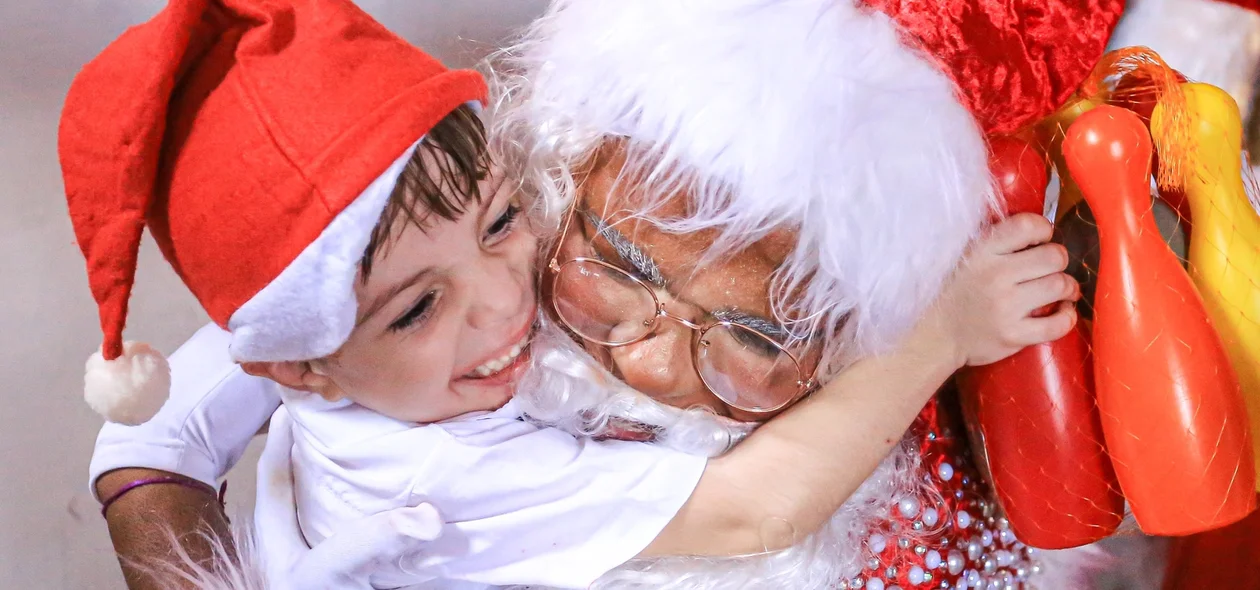 Criança feliz com a visita do Papai Noel