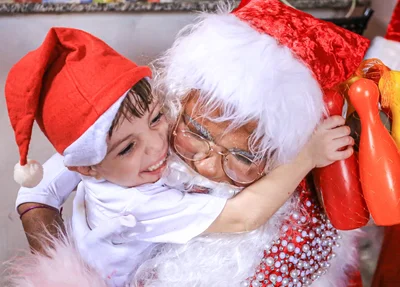 Criança feliz com a visita do Papai Noel