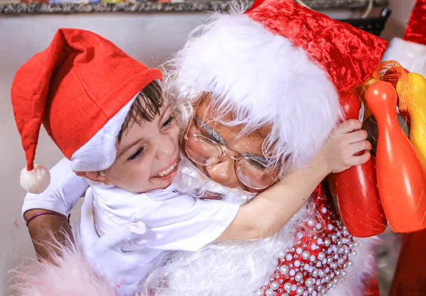 Criança feliz com a visita do Papai Noel