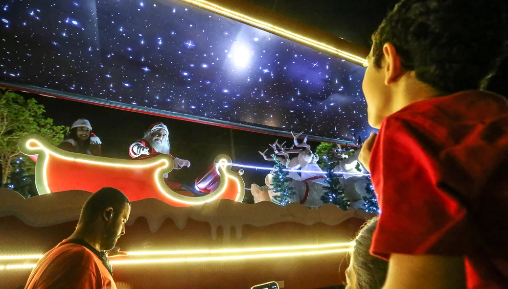 Criança olhando para o Papai Noel
