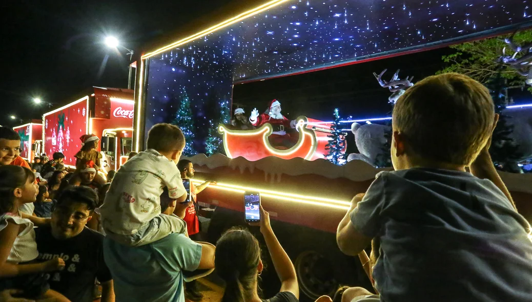 Crianças encantadas com o Papai Noel
