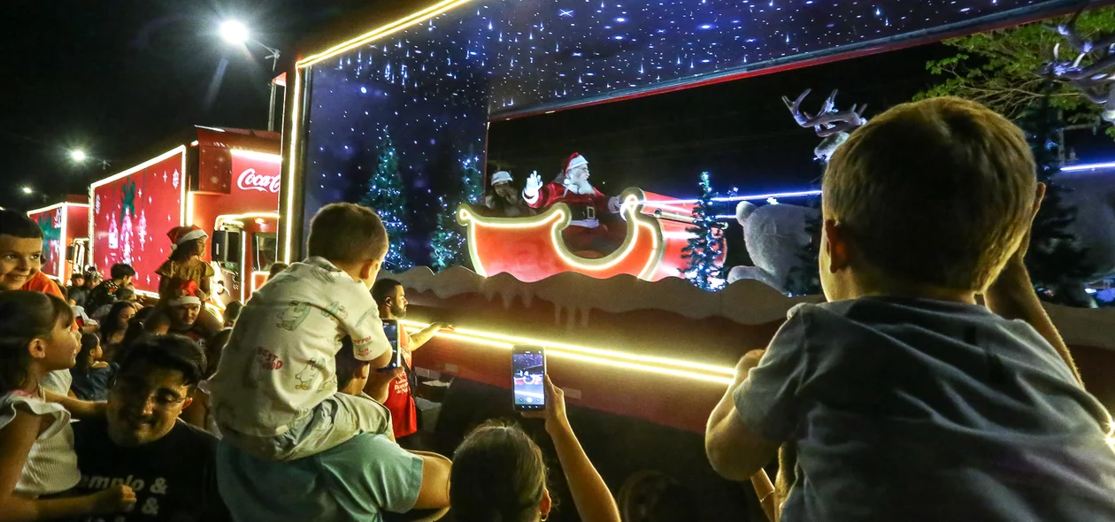 Crianças encantadas com o Papai Noel