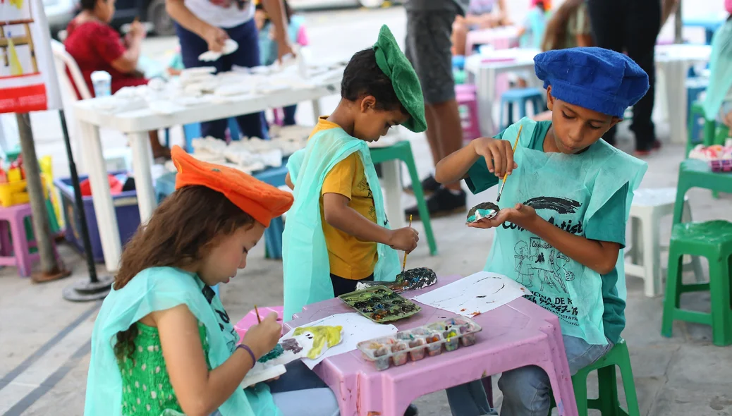 Crianças presentes na entrega da revitalização do centro