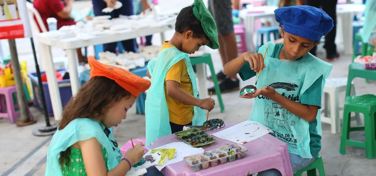 Crianças presentes na entrega da revitalização do centro