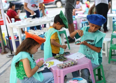 Crianças presentes na entrega da revitalização do centro