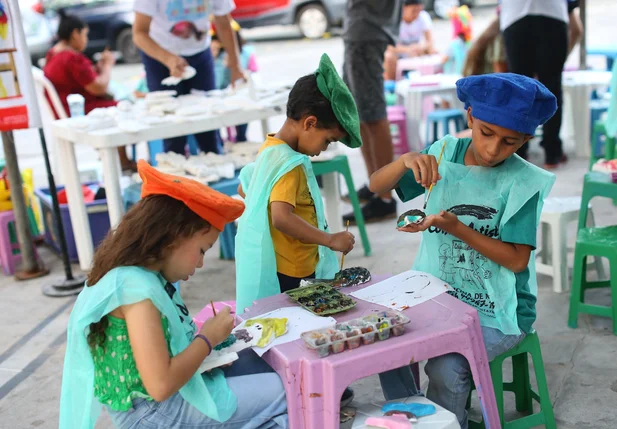 Crianças presentes na entrega da revitalização do centro