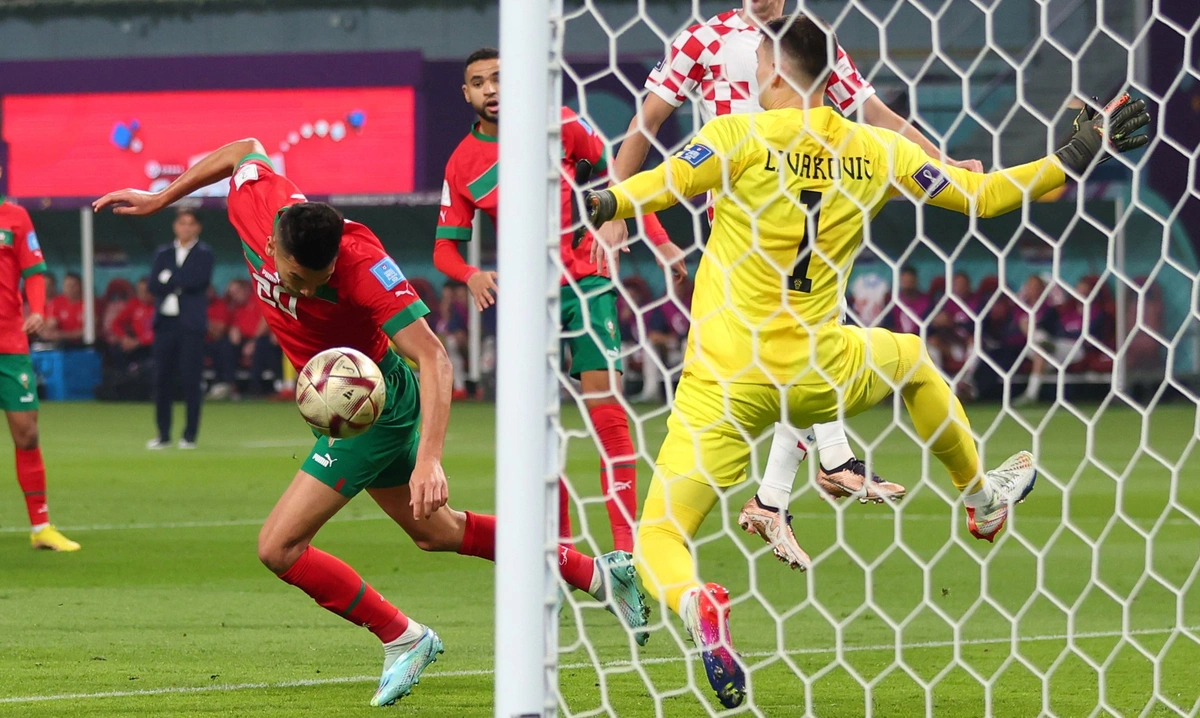 Dari em cabeceio que resultou o gol de Marrocos