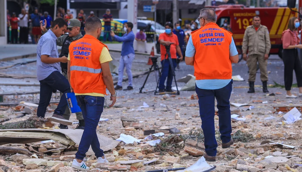 Defesa Civil no local da explosão