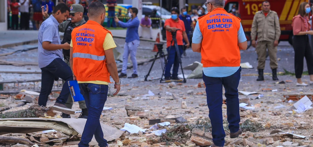 Defesa Civil no local da explosão