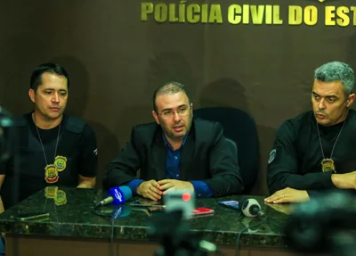Delegado Ferdinando Martins, entre os delegados Denins Sampaio e Tales Gomes