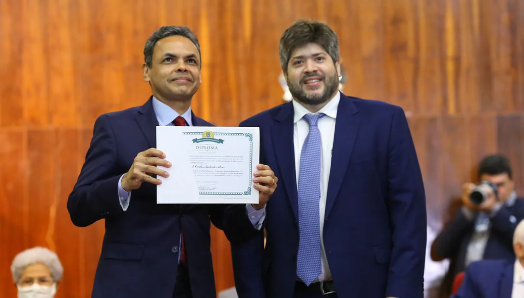 Deputado eleito Gil Carlos recebe diploma