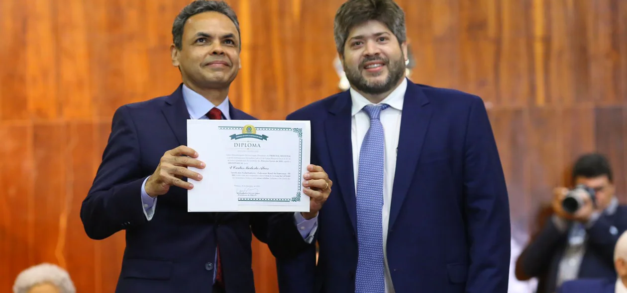 Deputado eleito Gil Carlos recebe diploma