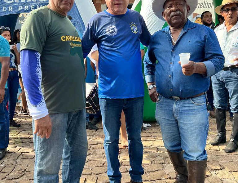 Deputado João Mádison com participantes da cavalgada