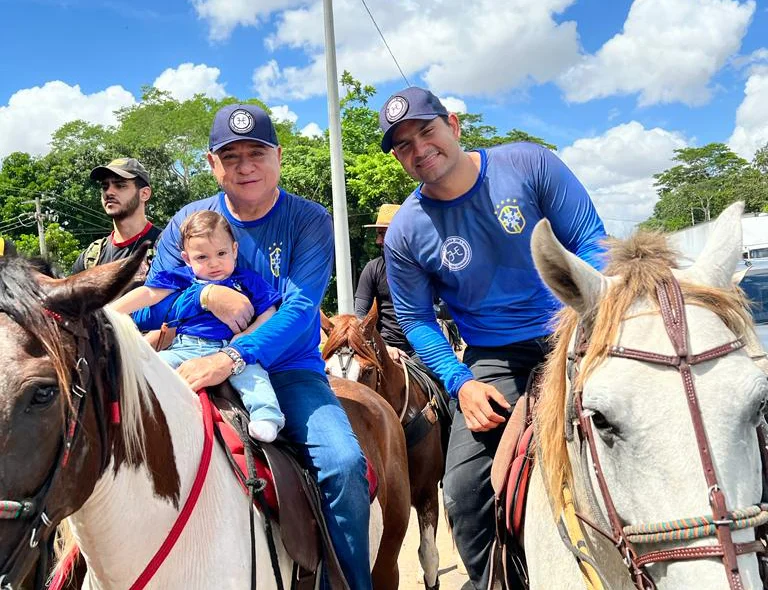 Deputado João Mádispn com o filho, Mádison Filho e o netinho na cavalgada